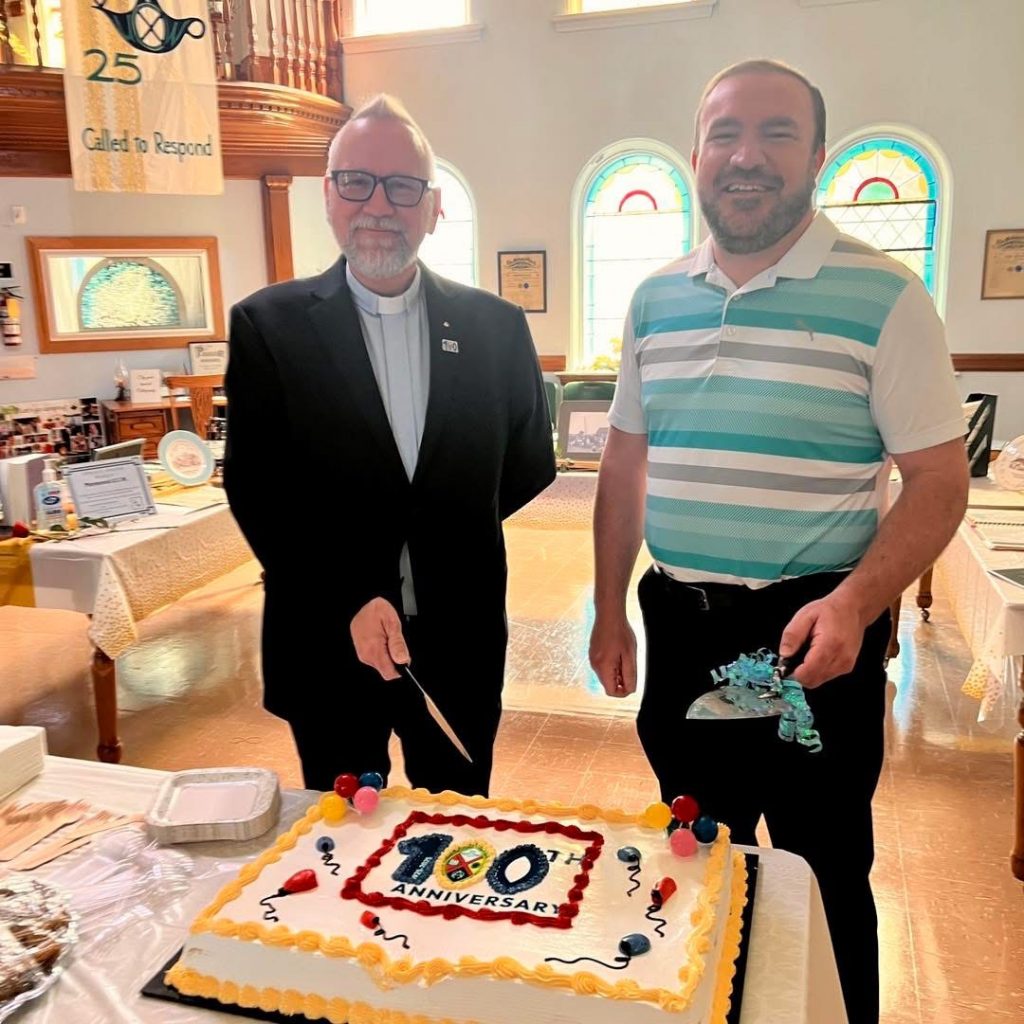Rev Blair Paterson and MPP Eric Duncan cutting the Anniversary cake.